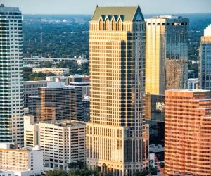 Cổ phiếu mang lại tiềm năng tăng trưởng dài hạn và thu nhập cổ tức bằng cách đầu tư vào các công ty tạo ra giá trị theo thời gian, nhưng chúng cũng mang lại rủi ro đáng kể do biến động thị trường, chu kỳ kinh tế và các sự kiện cụ thể của công ty; điều quan trọng là phải đầu tư với chiến lược rõ ràng, đa dạng hóa phù hợp và chỉ với số vốn không ảnh hưởng đến sự ổn định tài chính của bạn.