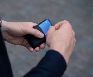 Các mặt hàng như vàng, dầu mỏ, nông sản và kim loại công nghiệp mang đến cơ hội đa dạng hóa danh mục đầu tư và phòng ngừa lạm phát, nhưng chúng cũng là những tài sản có rủi ro cao do biến động giá, căng thẳng địa chính trị và cú sốc cung-cầu; điều quan trọng là phải đầu tư với một chiến lược rõ ràng, hiểu biết về các động lực thị trường cơ bản và chỉ với nguồn vốn không ảnh hưởng đến sự ổn định tài chính của bạn.