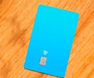 Đầu tư cho phép bạn gia tăng tài sản theo thời gian bằng cách đầu tư tiền vào các tài sản như cổ phiếu, trái phiếu, quỹ, bất động sản, v.v., nhưng chúng luôn đi kèm rủi ro, bao gồm biến động thị trường, khả năng mất vốn và lạm phát làm xói mòn lợi nhuận; điều quan trọng là phải đầu tư với một chiến lược rõ ràng, đa dạng hóa hợp lý và chỉ với số vốn không ảnh hưởng đến sự ổn định tài chính của bạn.