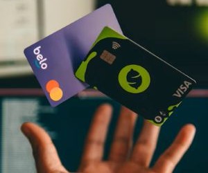 Tiền điện tử mang lại tiềm năng lợi nhuận cao và tự do tài chính lớn hơn thông qua tính phi tập trung, hoạt động trên một thị trường mở cửa 24/7. Tuy nhiên, chúng là một tài sản rủi ro cao do tính biến động cực độ và thiếu quy định. Rủi ro chính bao gồm thua lỗ nhanh chóng và sự cố an ninh mạng. Chìa khóa thành công là chỉ đầu tư với một chiến lược rõ ràng và nguồn vốn không ảnh hưởng đến sự ổn định tài chính của bạn.