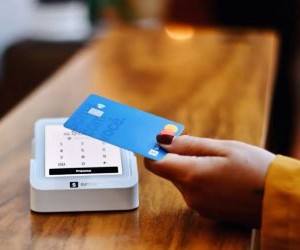 Tiền điện tử mang lại tiềm năng lợi nhuận cao và tự do tài chính lớn hơn thông qua tính phi tập trung, hoạt động trên một thị trường mở cửa 24/7. Tuy nhiên, chúng là một tài sản rủi ro cao do tính biến động cực độ và thiếu quy định. Rủi ro chính bao gồm thua lỗ nhanh chóng và sự cố an ninh mạng. Chìa khóa thành công là chỉ đầu tư với một chiến lược rõ ràng và nguồn vốn không ảnh hưởng đến sự ổn định tài chính của bạn.