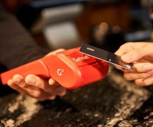 Tiền điện tử mang lại tiềm năng lợi nhuận cao và tự do tài chính lớn hơn thông qua tính phi tập trung, hoạt động trên một thị trường mở cửa 24/7. Tuy nhiên, chúng là một tài sản rủi ro cao do tính biến động cực độ và thiếu quy định. Rủi ro chính bao gồm thua lỗ nhanh chóng và sự cố an ninh mạng. Chìa khóa thành công là chỉ đầu tư với một chiến lược rõ ràng và nguồn vốn không ảnh hưởng đến sự ổn định tài chính của bạn.