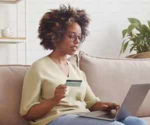 Các mặt hàng như vàng, dầu mỏ, nông sản và kim loại công nghiệp mang đến cơ hội đa dạng hóa danh mục đầu tư và phòng ngừa lạm phát, nhưng chúng cũng là những tài sản có rủi ro cao do biến động giá, căng thẳng địa chính trị và cú sốc cung-cầu; điều quan trọng là phải đầu tư với một chiến lược rõ ràng, hiểu biết về các động lực thị trường cơ bản và chỉ với nguồn vốn không ảnh hưởng đến sự ổn định tài chính của bạn.