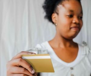 Đầu tư cho phép bạn gia tăng tài sản theo thời gian bằng cách đầu tư tiền vào các tài sản như cổ phiếu, trái phiếu, quỹ, bất động sản, v.v., nhưng chúng luôn đi kèm rủi ro, bao gồm biến động thị trường, khả năng mất vốn và lạm phát làm xói mòn lợi nhuận; điều quan trọng là phải đầu tư với một chiến lược rõ ràng, đa dạng hóa hợp lý và chỉ với số vốn không ảnh hưởng đến sự ổn định tài chính của bạn.