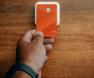 Forex mang đến cơ hội kiếm lời từ biến động giữa các loại tiền tệ toàn cầu trong một thị trường có tính thanh khoản cao, giao dịch 24 giờ một ngày, nhưng đây cũng là lĩnh vực có rủi ro cao do đòn bẩy, biến động mạnh và tác động của tin tức kinh tế vĩ mô; điều quan trọng là phải giao dịch với chiến lược rõ ràng, quản lý rủi ro chặt chẽ và chỉ với số vốn mà bạn có thể chấp nhận mất mà không ảnh hưởng đến sự ổn định tài chính của mình.