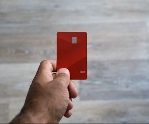 Forex mang đến cơ hội kiếm lời từ biến động giữa các loại tiền tệ toàn cầu trong một thị trường có tính thanh khoản cao, giao dịch 24 giờ một ngày, nhưng đây cũng là lĩnh vực có rủi ro cao do đòn bẩy, biến động mạnh và tác động của tin tức kinh tế vĩ mô; điều quan trọng là phải giao dịch với chiến lược rõ ràng, quản lý rủi ro chặt chẽ và chỉ với số vốn mà bạn có thể chấp nhận mất mà không ảnh hưởng đến sự ổn định tài chính của mình.