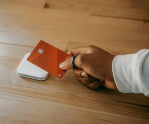 Forex mang đến cơ hội kiếm lời từ biến động giữa các loại tiền tệ toàn cầu trong một thị trường có tính thanh khoản cao, giao dịch 24 giờ một ngày, nhưng đây cũng là lĩnh vực có rủi ro cao do đòn bẩy, biến động mạnh và tác động của tin tức kinh tế vĩ mô; điều quan trọng là phải giao dịch với chiến lược rõ ràng, quản lý rủi ro chặt chẽ và chỉ với số vốn mà bạn có thể chấp nhận mất mà không ảnh hưởng đến sự ổn định tài chính của mình.