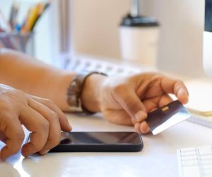 Forex mang đến cơ hội kiếm lời từ biến động giữa các loại tiền tệ toàn cầu trong một thị trường có tính thanh khoản cao, giao dịch 24 giờ một ngày, nhưng đây cũng là lĩnh vực có rủi ro cao do đòn bẩy, biến động mạnh và tác động của tin tức kinh tế vĩ mô; điều quan trọng là phải giao dịch với chiến lược rõ ràng, quản lý rủi ro chặt chẽ và chỉ với số vốn mà bạn có thể chấp nhận mất mà không ảnh hưởng đến sự ổn định tài chính của mình.