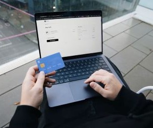 Forex mang đến cơ hội kiếm lời từ biến động giữa các loại tiền tệ toàn cầu trong một thị trường có tính thanh khoản cao, giao dịch 24 giờ một ngày, nhưng đây cũng là lĩnh vực có rủi ro cao do đòn bẩy, biến động mạnh và tác động của tin tức kinh tế vĩ mô; điều quan trọng là phải giao dịch với chiến lược rõ ràng, quản lý rủi ro chặt chẽ và chỉ với số vốn mà bạn có thể chấp nhận mất mà không ảnh hưởng đến sự ổn định tài chính của mình.