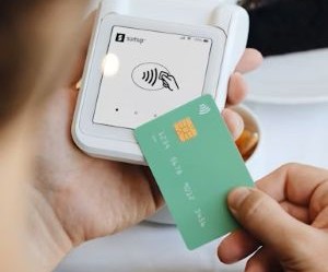 Forex mang đến cơ hội kiếm lời từ biến động giữa các loại tiền tệ toàn cầu trong một thị trường có tính thanh khoản cao, giao dịch 24 giờ một ngày, nhưng đây cũng là lĩnh vực có rủi ro cao do đòn bẩy, biến động mạnh và tác động của tin tức kinh tế vĩ mô; điều quan trọng là phải giao dịch với chiến lược rõ ràng, quản lý rủi ro chặt chẽ và chỉ với số vốn mà bạn có thể chấp nhận mất mà không ảnh hưởng đến sự ổn định tài chính của mình.