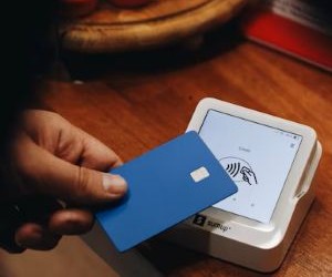 Forex mang đến cơ hội kiếm lời từ biến động giữa các loại tiền tệ toàn cầu trong một thị trường có tính thanh khoản cao, giao dịch 24 giờ một ngày, nhưng đây cũng là lĩnh vực có rủi ro cao do đòn bẩy, biến động mạnh và tác động của tin tức kinh tế vĩ mô; điều quan trọng là phải giao dịch với chiến lược rõ ràng, quản lý rủi ro chặt chẽ và chỉ với số vốn mà bạn có thể chấp nhận mất mà không ảnh hưởng đến sự ổn định tài chính của mình.