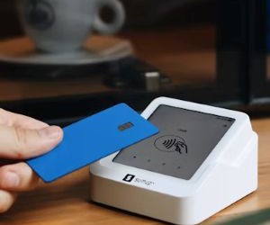 Các mặt hàng như vàng, dầu mỏ, nông sản và kim loại công nghiệp mang đến cơ hội đa dạng hóa danh mục đầu tư và phòng ngừa lạm phát, nhưng chúng cũng là những tài sản có rủi ro cao do biến động giá, căng thẳng địa chính trị và cú sốc cung-cầu; điều quan trọng là phải đầu tư với một chiến lược rõ ràng, hiểu biết về các động lực thị trường cơ bản và chỉ với nguồn vốn không ảnh hưởng đến sự ổn định tài chính của bạn.