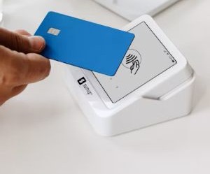 Các mặt hàng như vàng, dầu mỏ, nông sản và kim loại công nghiệp mang đến cơ hội đa dạng hóa danh mục đầu tư và phòng ngừa lạm phát, nhưng chúng cũng là những tài sản có rủi ro cao do biến động giá, căng thẳng địa chính trị và cú sốc cung-cầu; điều quan trọng là phải đầu tư với một chiến lược rõ ràng, hiểu biết về các động lực thị trường cơ bản và chỉ với nguồn vốn không ảnh hưởng đến sự ổn định tài chính của bạn.